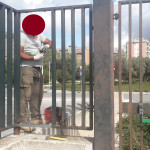 Un operaio durante i lavori ad un cancello...